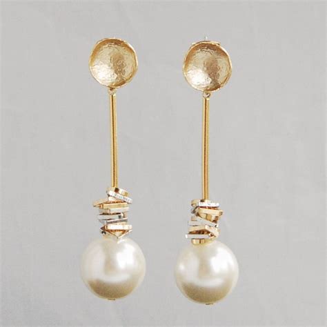 modern pearl earrings.